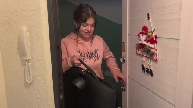 Трах соседки двумя членами с помощью вибратора