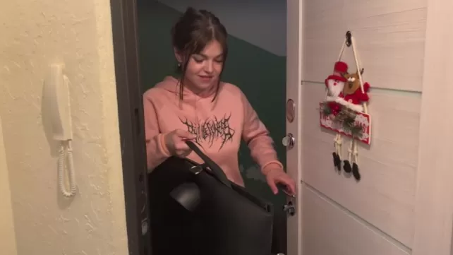 Ақ көкірекшедегі брюнеткамен секс