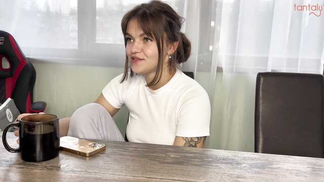 Трахнул красивую соседку вместо секс куклы