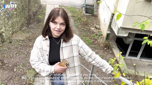 Сводный брат учит сестру правильно делать минет