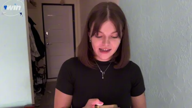 Бір қызды жұлқылап жатқан топ адам