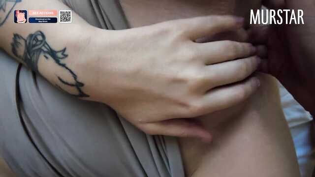 Горячая брюнетка страстно трахается в постели