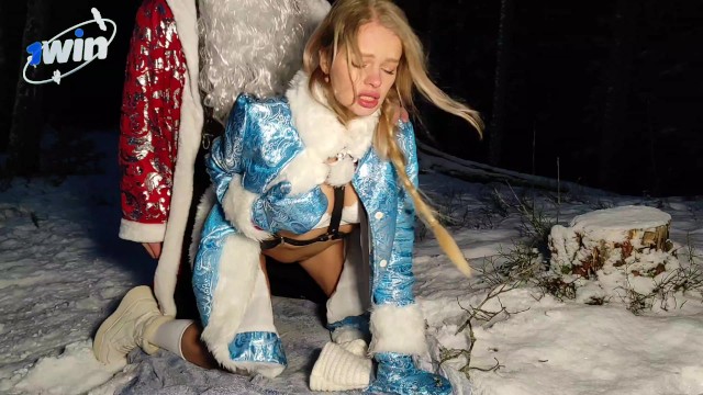 Дед Мороз трахает снегурочку в зимнем лесу