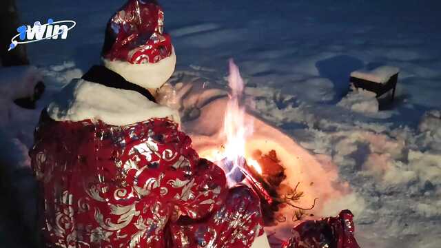 Дед Мороз трахает снегурочку в зимнем лесу