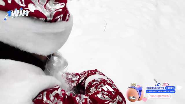 Дед Мороз трахает снегурочку в зимнем лесу