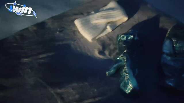 Дед Мороз трахает снегурочку в зимнем лесу