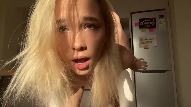 Әдемі брюнетка мастурбация жасайды