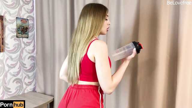 Грудастая мачеха предложила кончить ей в ротик