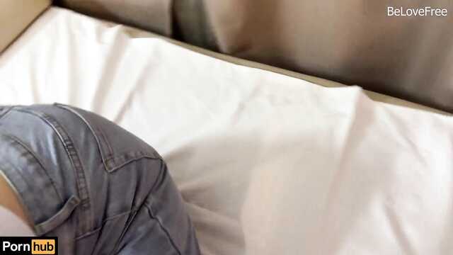 Расслабление после учебы с сестренкой