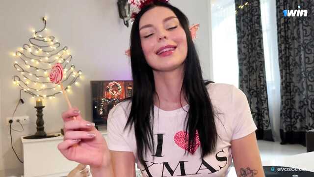 Дрочит ногами член в новогоднюю ночь и дает кончить