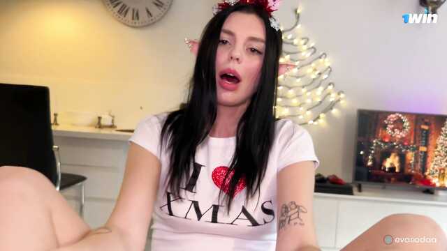 Дрочит ногами член в новогоднюю ночь и дает кончить