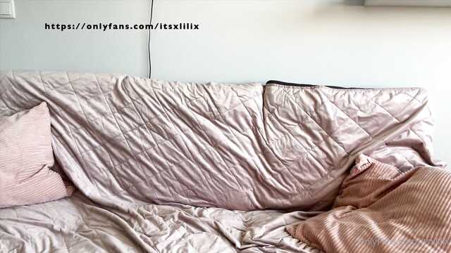 Игриво сосет вибратор и хочет заняться аналом