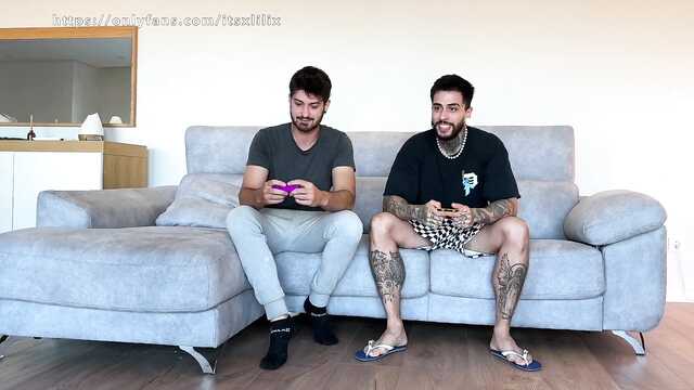 Трахает девушку с лучшим другом и кончает в нее