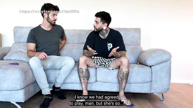 Трахает девушку с лучшим другом и кончает в нее