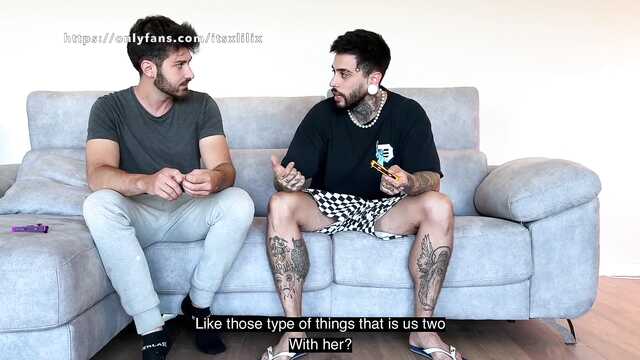 Трахает девушку с лучшим другом и кончает в нее