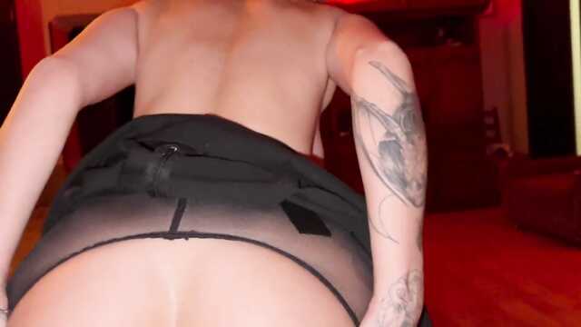 Учительница по биологии принимает экзамен натурой