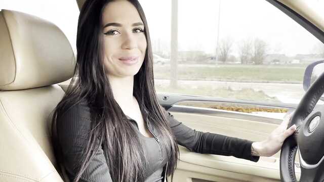 Сексуальная таксистка трахается дома у пассажира