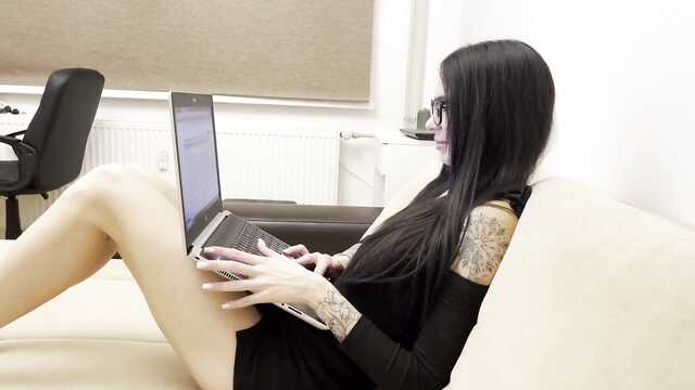 Решила попробовать чипсы и нашла в банке член