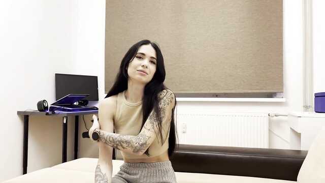 Приход соседки за солью закончился нежным сексом