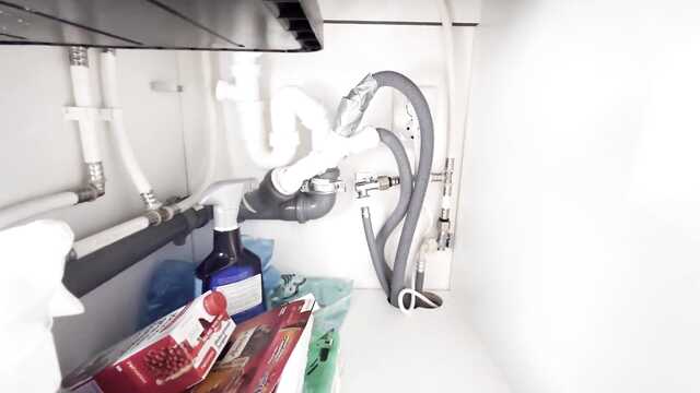 Сексом расплатилась с сантехником