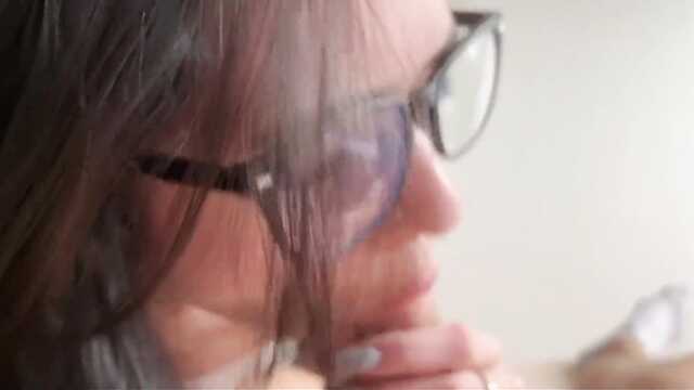 Отсасывает и сама от этого кайфует