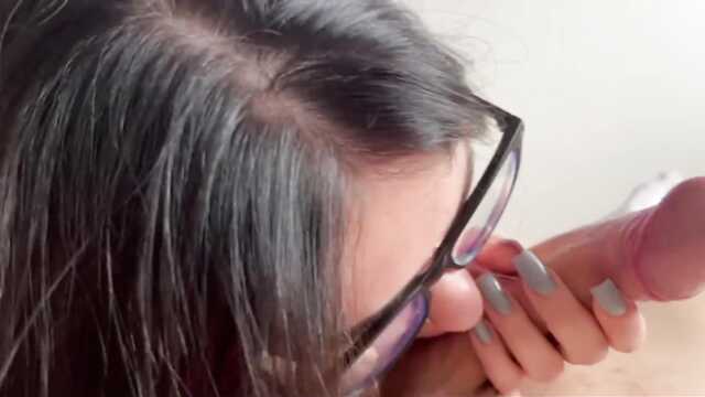 Отсасывает и сама от этого кайфует