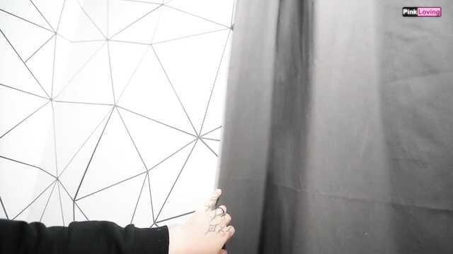 Показала писю в примерочной и жадно отдалась