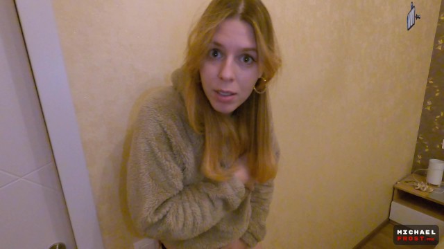 Подсматриваю за мастурбирующей сестрой и завожусь