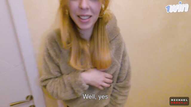 Подсматриваю за мастурбирующей сестрой и завожусь