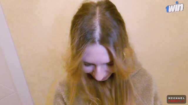 Подсматриваю за мастурбирующей сестрой и завожусь