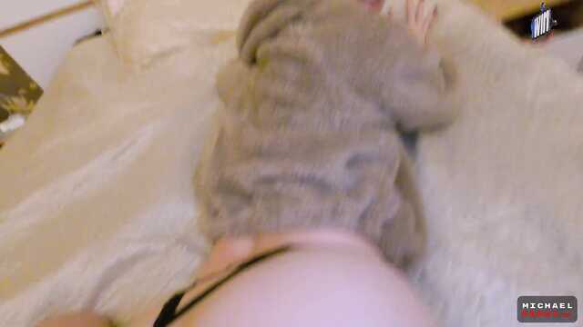 Подсматриваю за мастурбирующей сестрой и завожусь