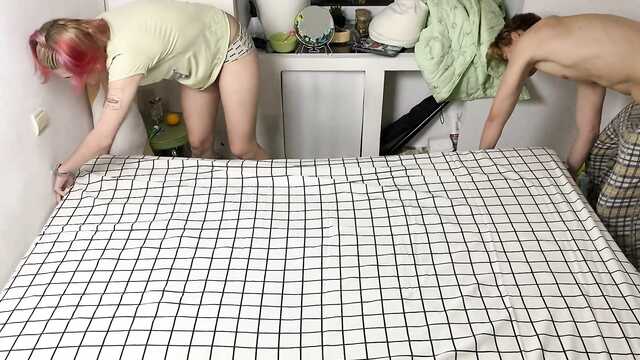 Секс молодоженов во время смены постельного белья