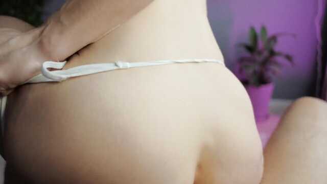 Использует член мужика для анальных шалостей