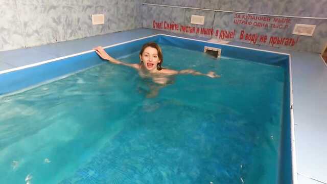 Плавание в бассейне голышом закончилось минетом