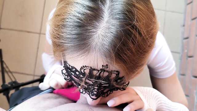 Студентка занимается сексом на лестничной клетке