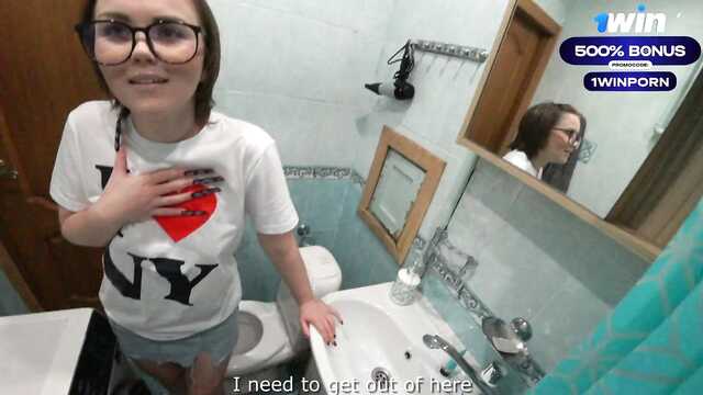 Баба с классной жопой нашла мужика в своей ванне