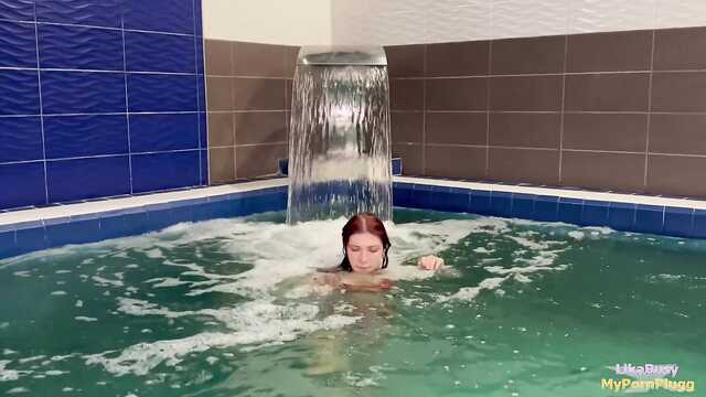 Жесткий трах парочки в общественной сауне