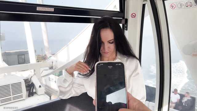 Подрочила вдоволь на колесе обозрения