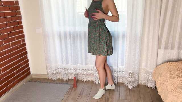 Горячая девушка в милом сарафане кончает от дилдо