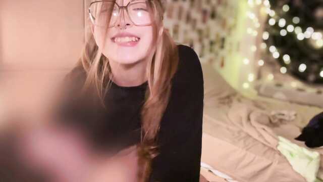 Сводная сестра сосет хер и прыгает на нем сверху