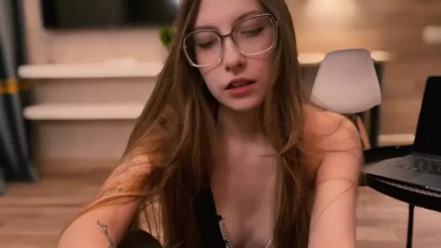 Люси Лю жалаңаш кеуде