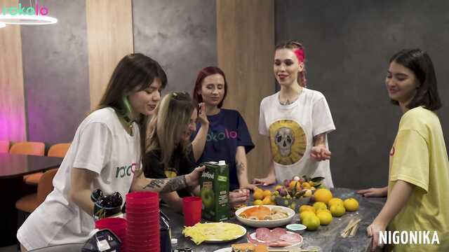 Рождественская вечеринка девушек с одним парнем