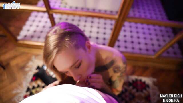 Сногсшибательная богиня делает королевский минет