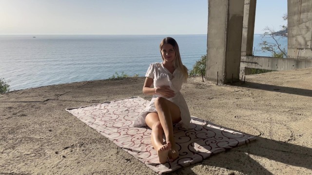 Красивый романтичный секс молодых с видом на море