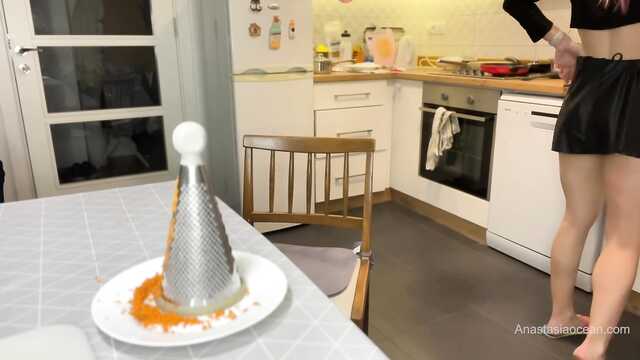 В откровенной одежде готовлю ужин сладкому мужу