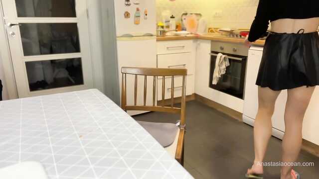 В откровенной одежде готовлю ужин сладкому мужу