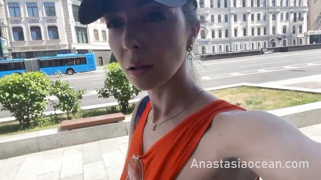 Сунула в сраку анальную пробку и занялась уборкой