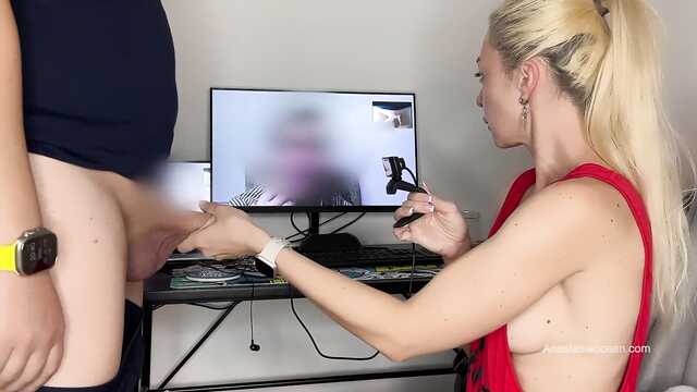 Нежно дрочу любимому человеку перед вебкамерой