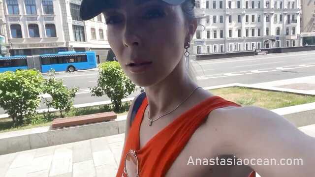 Как же мне приятно показывать голые груди из авто