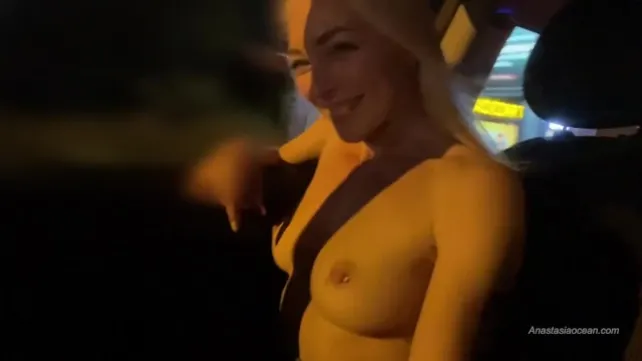 Как же мне приятно показывать голые груди из авто